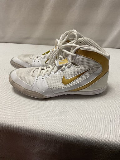 white and gold nike freeks wrestling shoes