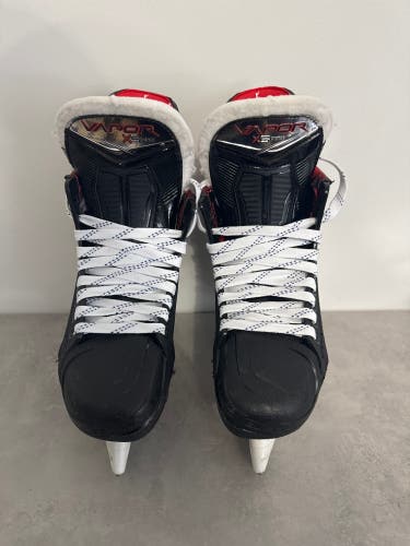 Black 2023 Bauer Vapor X5 Pro Hockey Skates Regular Width Size 3.5 (Used)
