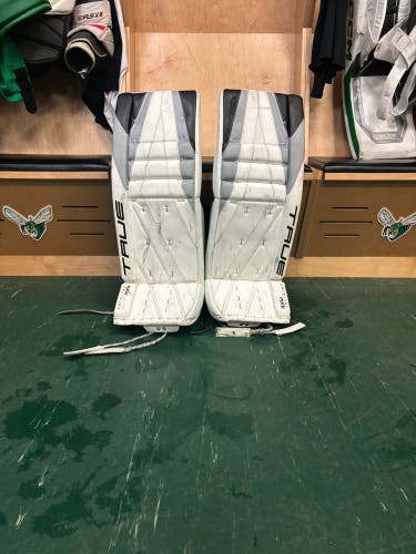 33" 2025 True Catalyst 7X3 Goalie Leg Pads (Used)