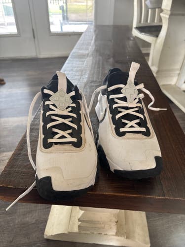 White Men's Size M 10.5 (W 11.5) Adult Nike Low Top Turf Cleats (Used)