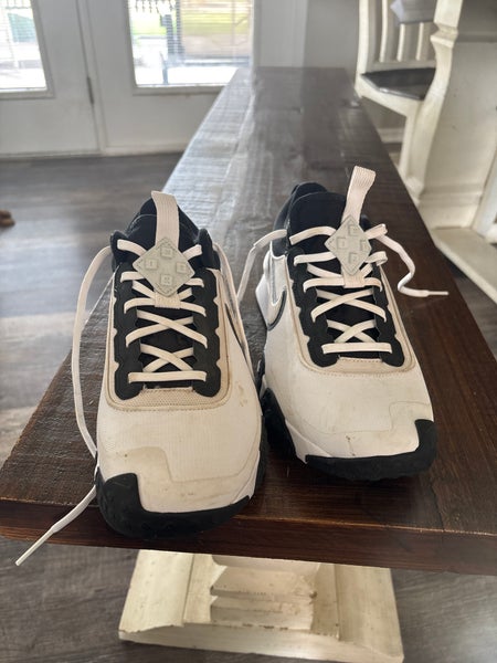 White Men's Size M 10.5 (W 11.5) Adult Nike Low Top Turf Cleats (Used)