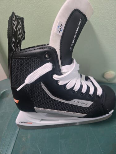 Black/White Winnwell Amp 300 Hockey Skates Size 4 (New)