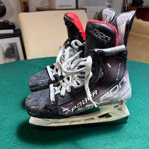 Black/Gray Bauer Vapor Hyperlite Hockey Skates Regular Width 7 (Used)