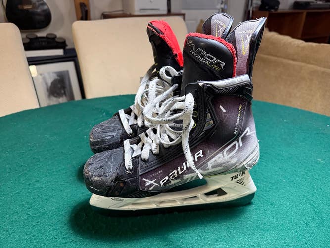 Black/Gray Bauer Vapor Hyperlite Hockey Skates Regular Width 7 (Used)