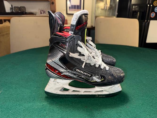 Black Bauer Vapor 2X Pro Hockey Skates Regular Width Size 5.5 (Used)