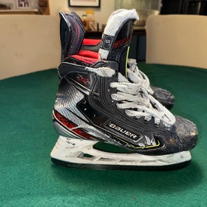 Black Bauer Vapor 2X Pro Hockey Skates Regular Width Size 5 (Used)