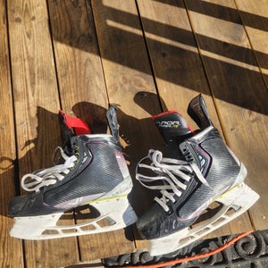 Black 2023 Bauer Vapor Hyperlite Hockey Skates Pro Stock 8 (Used)