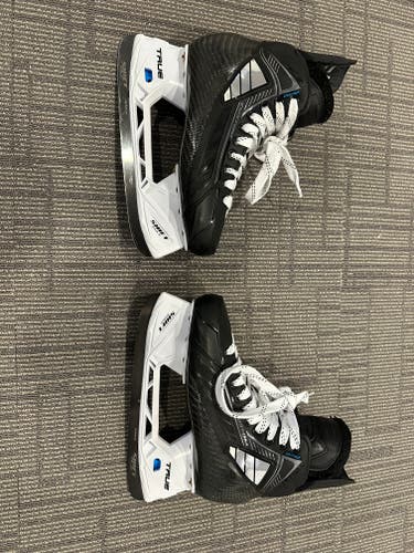 2025 True SVH Hockey Skates Regular Width 9 (Used)