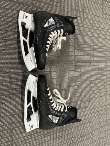 2025 True SVH Hockey Skates Regular Width 9 (Used)
