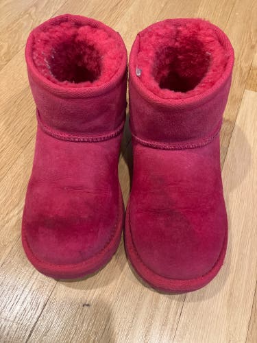 Pink Women's 2Y (Big Kids / Youth) Youth UGG Classic Short Shoes (Used)