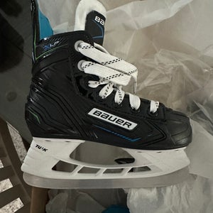 Black Bauer Youth Hockey Skates Regular Width 11 (Used)