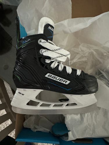 Black Bauer Youth Hockey Skates Regular Width 11 (Used)