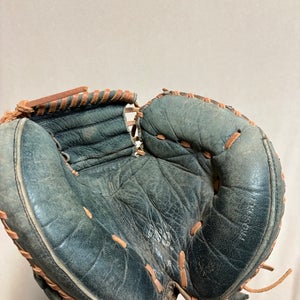 RH Mizuno Power Close Catcher's Glove 32.5" (Used)