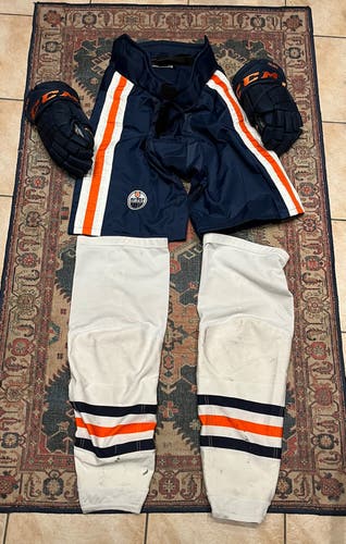 Pro stock Edmonton Oilers combo - CCM PP90 small pant shell, large CCM socks and CCM FT1 gloves 14”