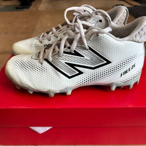 White Men's 3.5Y (Big Kids / Youth) Youth New Balance Freeze Mid Top Molded Cleats (Used)