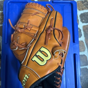 Wilson A2000 B2 RH Pitcher's Baseball Glove 12" (Used)
