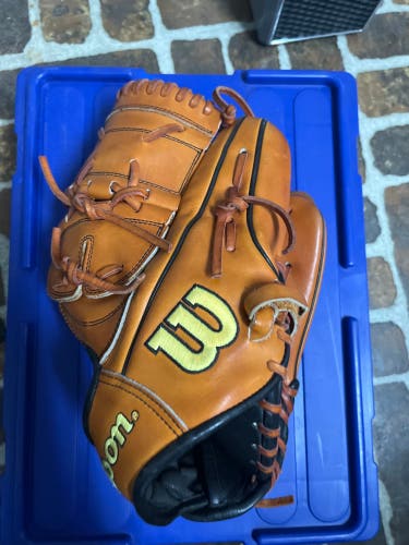 Wilson A2000 B2 RH Pitcher's Baseball Glove 12" (Used)