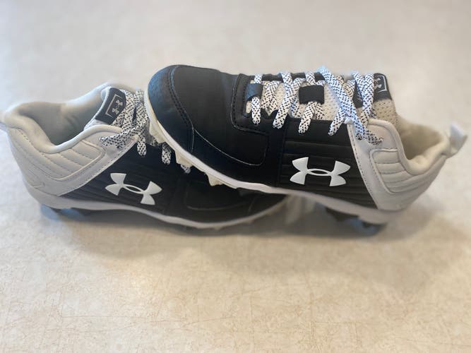 Kid's 4.5Y (Big Kids / Youth) Youth Under Armour Low Top Molded Cleats (Used)