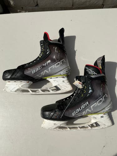 Bauer Vapor Hyperlite Hockey Skates 8.5 (Used)