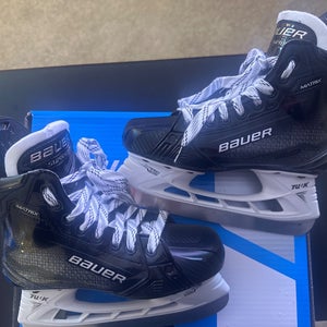 2025 intermediate Bauer Supreme Matrix Hockey Skates Size 4.5 (New)