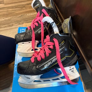 Black/Yellow 2025 Bauer Supreme M40 Hockey Skates Size 4 (Used)