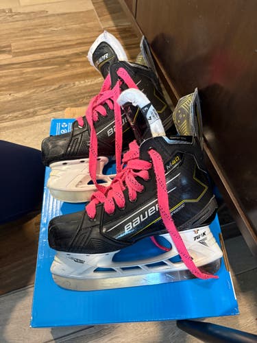 Black/Yellow 2025 Bauer Supreme M40 Hockey Skates Size 4 (Used)