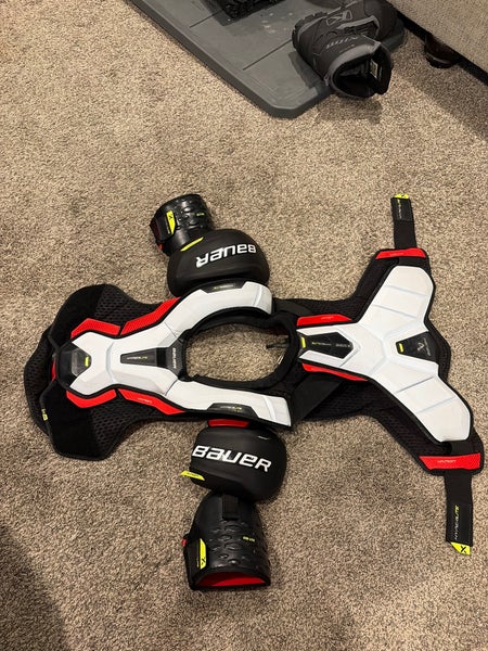 Men's Medium Senior Bauer Vapor Hyperlite Shoulder Pads (Used)