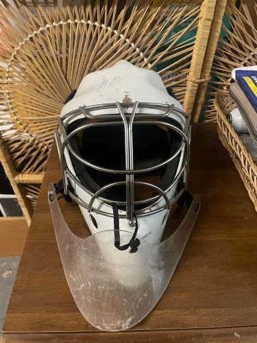 Senior Large Vaughn VM 2300 Goalie Mask (Used)