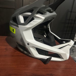 Men's Medium Fox Bike Helmet (Used)