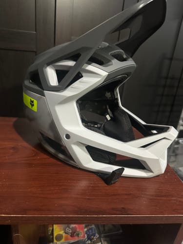Men's Medium Fox Bike Helmet (Used)