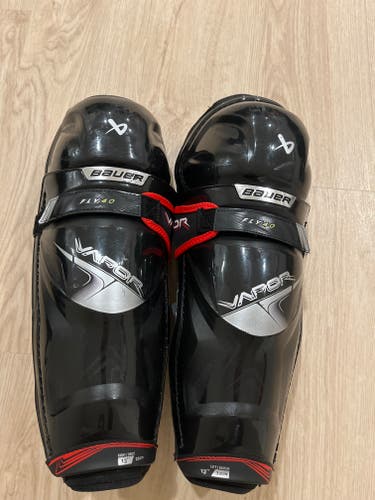 Intermediate Bauer Vapor Fly 40 13" Shin Pads (Used)