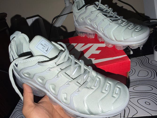 Silver Men's Size M 8.0 (W 9.0) Adult Nike Air Max Plus Shoes (New)