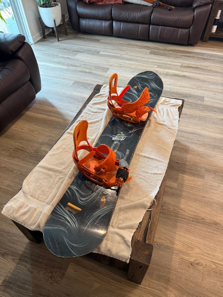 Unisex Burton Snowboard Powder With Bindings Medium Flex Directional 163 cm (Used)