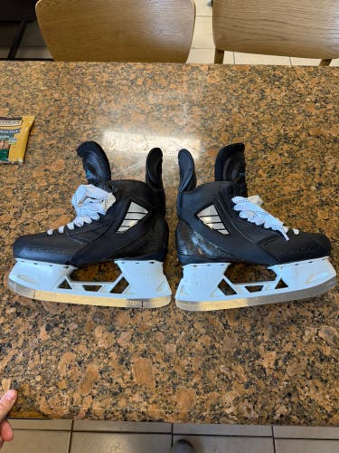 2021 True TF9 Hockey Skates Regular Width 8 (Used)