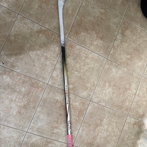 Intermediate Bauer Vapor Hyperlite Right Handed Hockey Stick P92 65 Flex (Used)