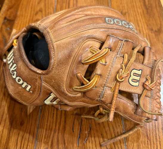 Wilson RH Infield A2000 DP15 Baseball Glove 11.5" (Used)