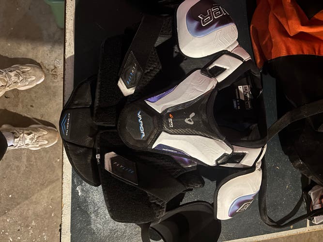 Men's Medium Senior Bauer Vapor Flylite Shoulder Pads (Used)