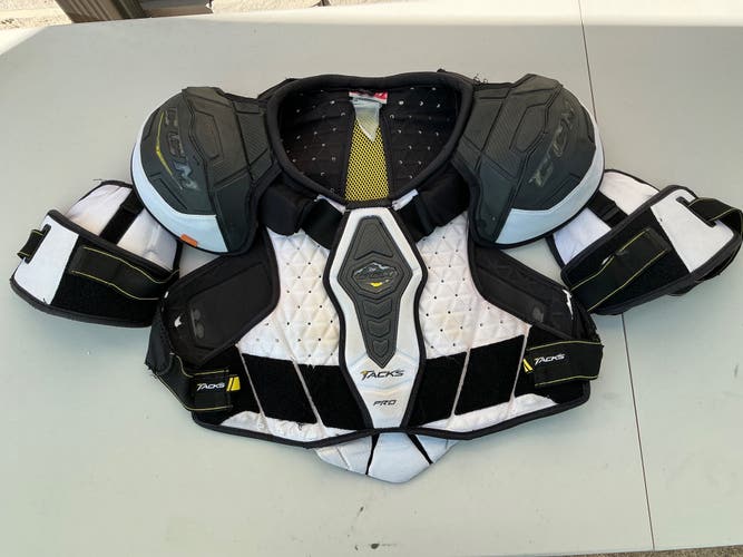 Large Senior CCM Tacks Pro Stock Shoulder Pads Pro Stock (Used) 9274