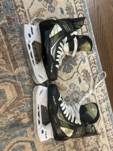 Black 2022 True Catalyst 7 Hockey Skates Regular Width 7.5 (New)