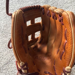 Wilson RH Infield A2000 Softball Glove 12" (Used)