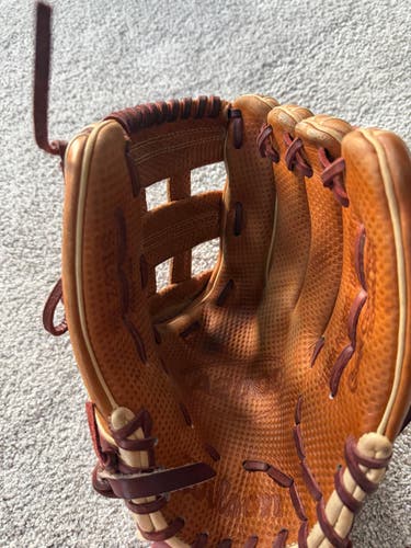 Wilson RH Infield A2000 Softball Glove 12" (Used)