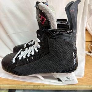 2025 Bauer Vapor Flylite Hockey Skates Regular Width Pro Stock 9.5 (Used)