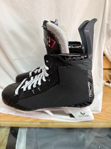 2025 Bauer Vapor Flylite Hockey Skates Regular Width Pro Stock 9.5 (Used)
