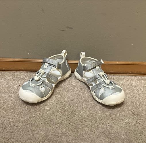 Keen Moxie Sandals w/Bungee & Velcro Closures, Gray/White/Silver - Size 3 (VGUC)