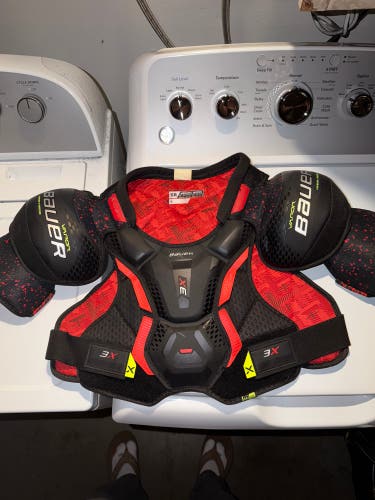 Men's Medium Senior Bauer Vapor 3X Shoulder Pads (Used)
