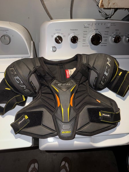 Men's Large Senior CCM Tacks 9080 Shoulder Pads (Used)