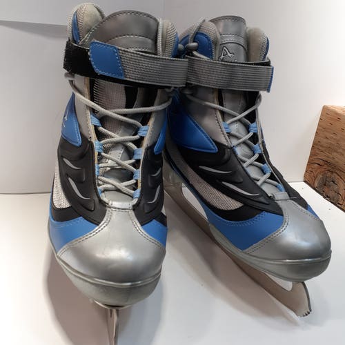 American Cougar Ice Skates Recreational Soft Boot US Size 7 Blue Silver JE3986