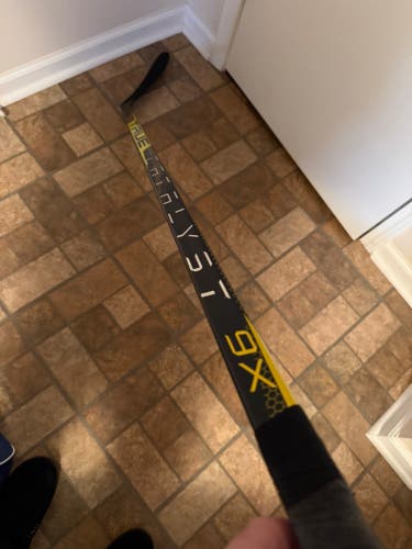 Great condition Senior True Catalyst 9x Right Handed Hockey Stick T28 65 Flex (Used)