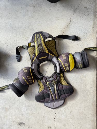 Medium/Large Youth Bauer Supreme Matrix Shoulder Pads (Used)