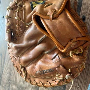 Mizuno Prospect Series PowerClose RH Catcher's Baseball Glove 33" (Used)